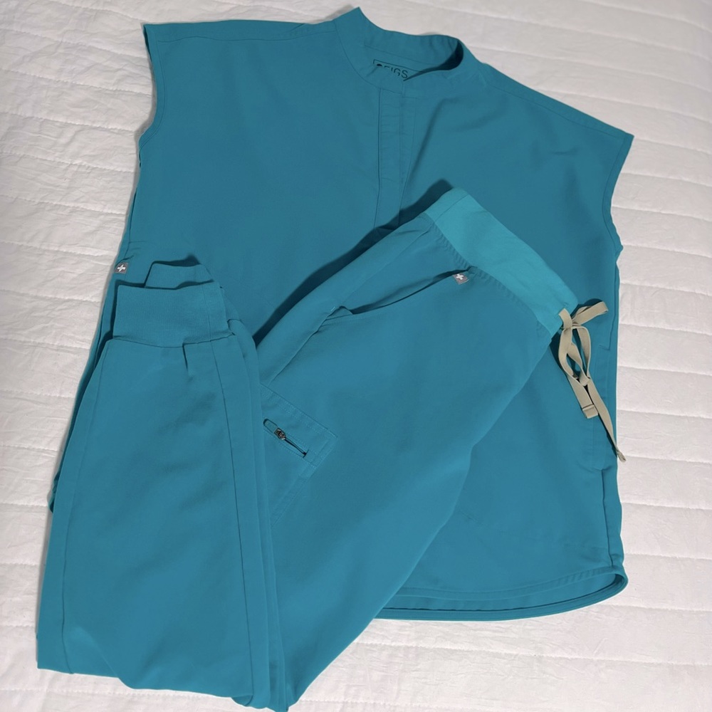 figs set (small- Zamora Jogger Scrub Pants and XS- Rafaela Oversized Scrub Top)